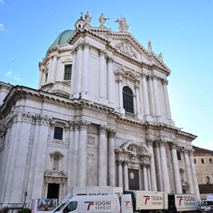Rimozione e riposizionamento dei banchi del Duomo di Brescia